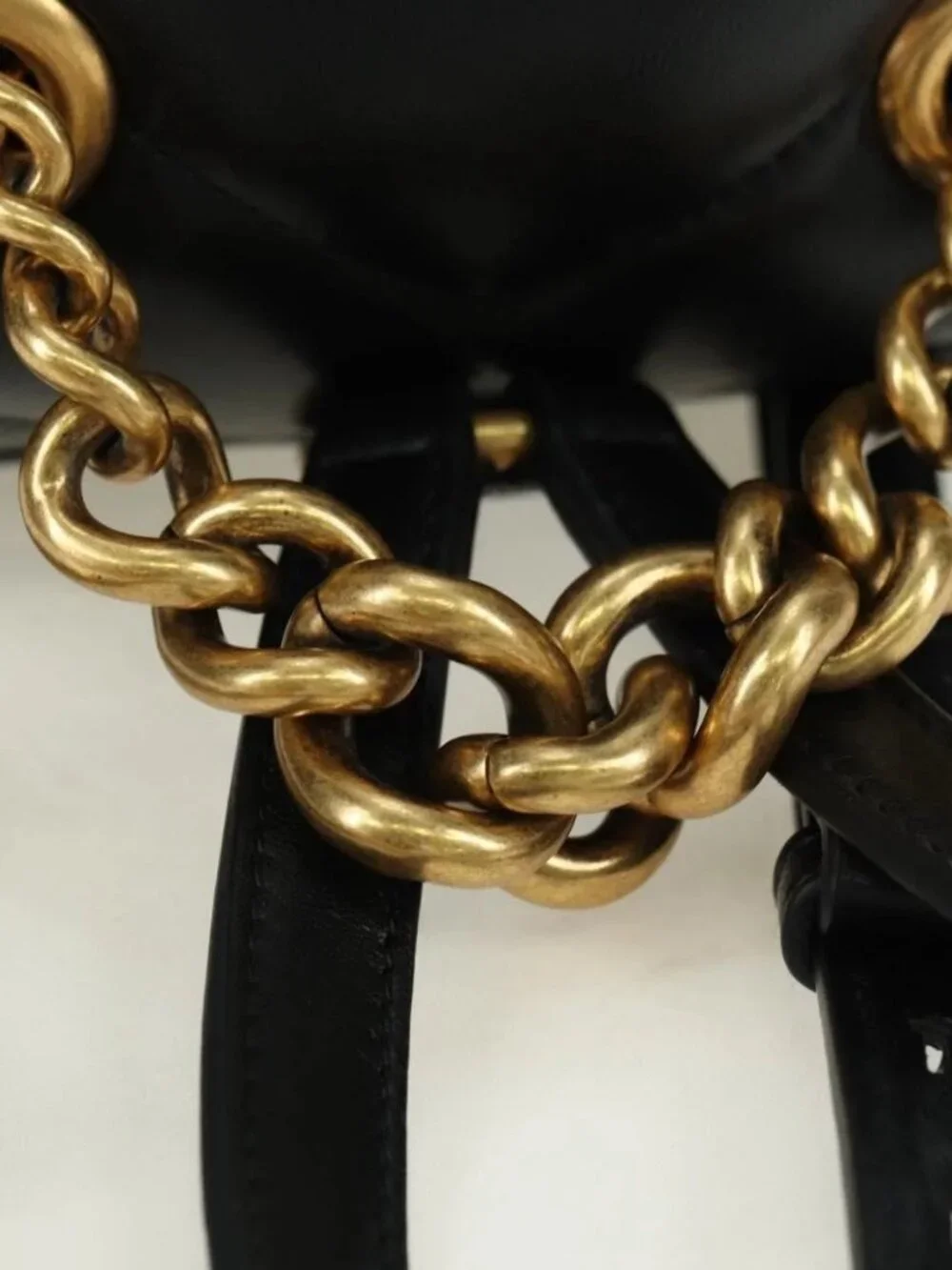 Gucci brand	gucci color	black